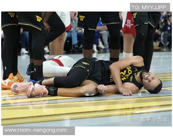 库里股四头肌受伤赛后痛苦一瘸一拐离场引发球迷担忧